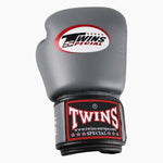 Luvas de Muay Thai Twins Special BGVL3 Cinza