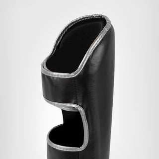Caneleiras Venum Challenger Preto-prata 