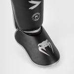 Caneleiras Venum Challenger Preto-prata 