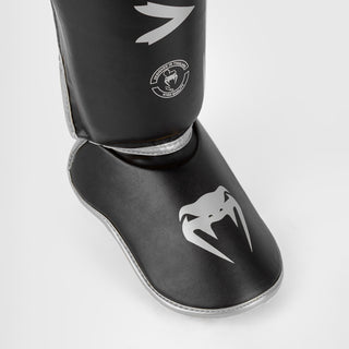 Caneleiras Venum Challenger Preto-prata 