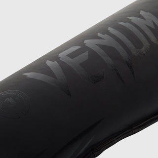 Caneleiras com Parapiede Venum Challenger Preto Black 